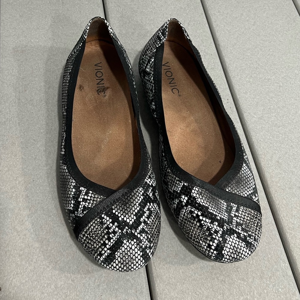 Vionic Flats Size 9